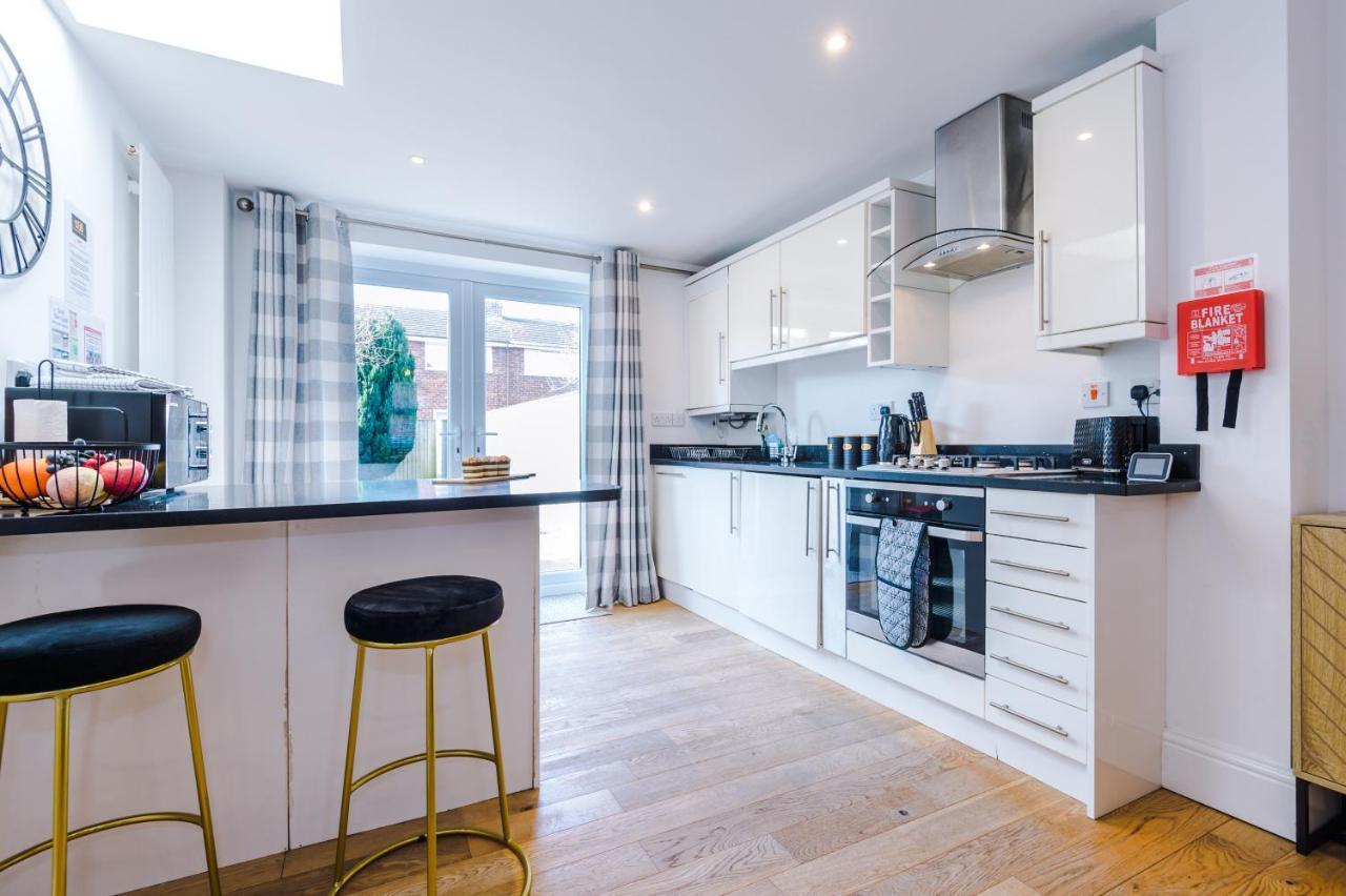 Pristine 2-Bed House In Chester By 53 Degrees Property, Ideal For Families & Small Groups, Great Location - Sleeps 6 Hough Green Extérieur photo