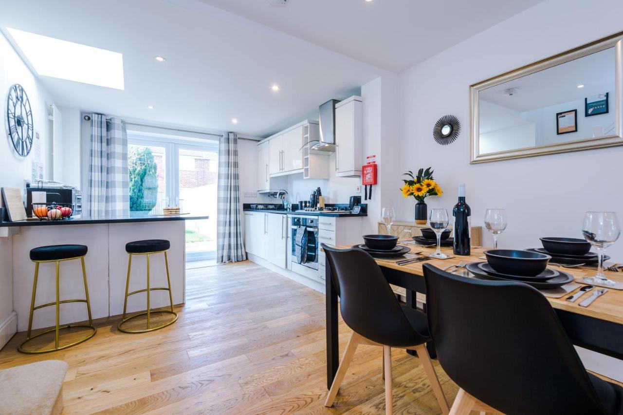 Pristine 2-Bed House In Chester By 53 Degrees Property, Ideal For Families & Small Groups, Great Location - Sleeps 6 Hough Green Extérieur photo
