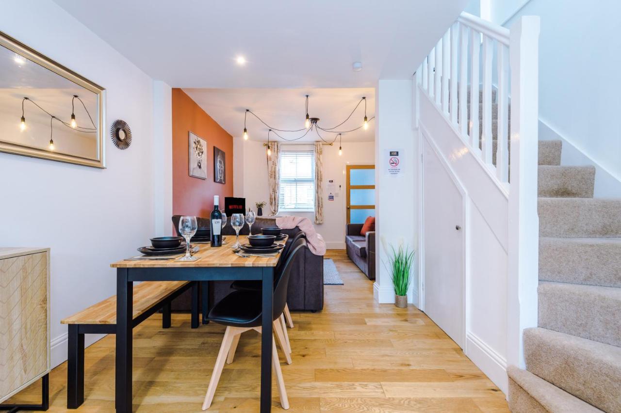 Pristine 2-Bed House In Chester By 53 Degrees Property, Ideal For Families & Small Groups, Great Location - Sleeps 6 Hough Green Extérieur photo