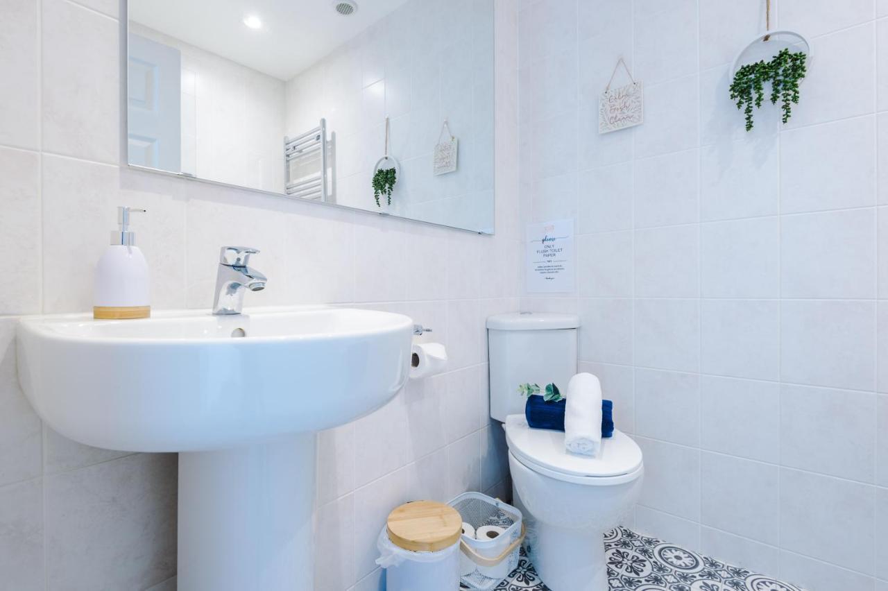 Pristine 2-Bed House In Chester By 53 Degrees Property, Ideal For Families & Small Groups, Great Location - Sleeps 6 Hough Green Extérieur photo